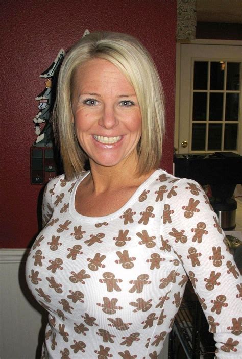 Free Milf pics, hot nude moms galleries